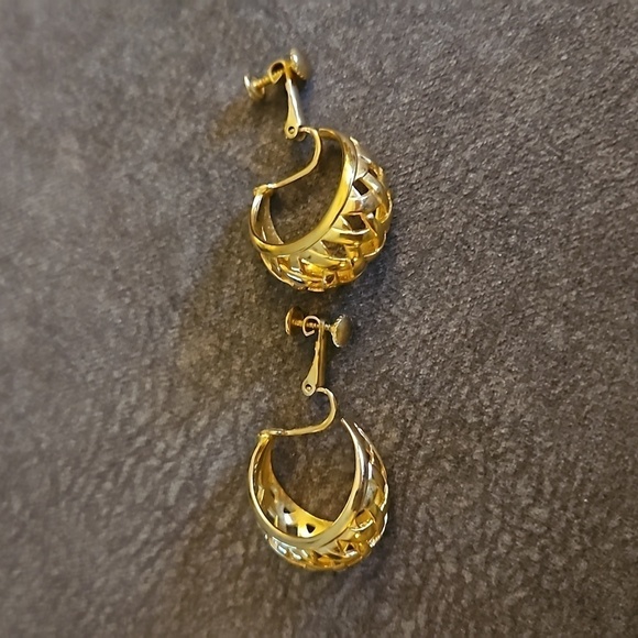 VTG NAPIER Goldtone Basketweave Chunky Hoop Clip-on Earrings - Picture 6 of 7
